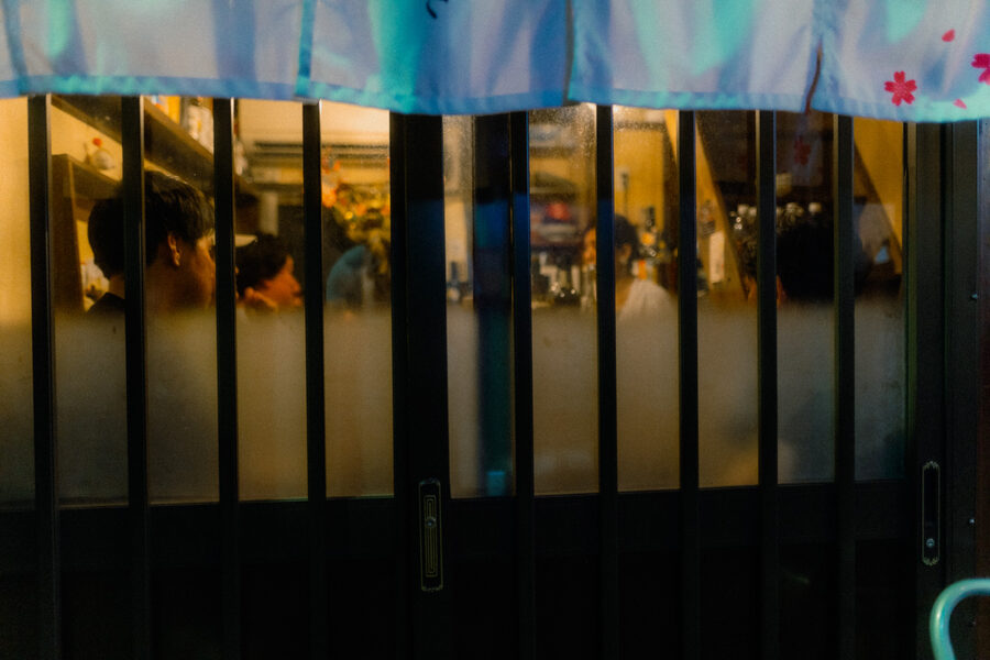 Dietro le tende, street photography a Tokyo