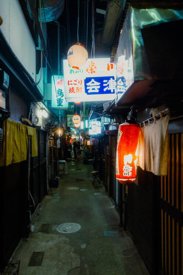 Lanterna nel passaggio, street photography a Tokyo