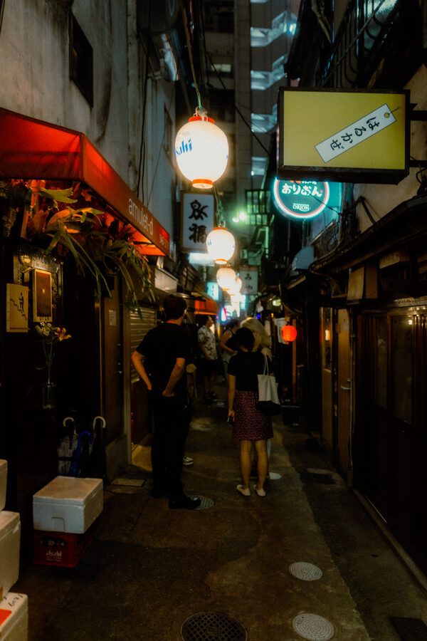 La strada si stringe, street photography a Tokyo