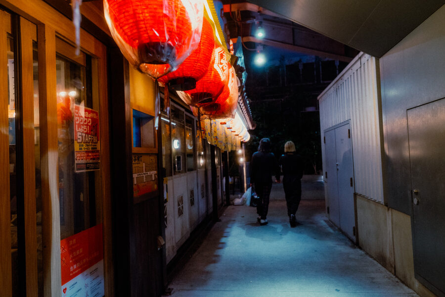 Passi nel corridoio, street photography a Tokyo