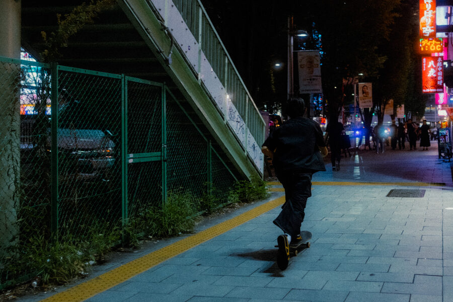 Skateboard al crepuscolo, street photography a Tokyo
