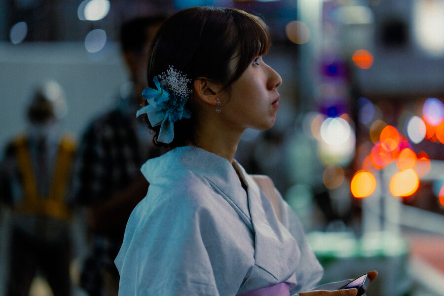 Fiore tra i neon, street photography a Tokyo