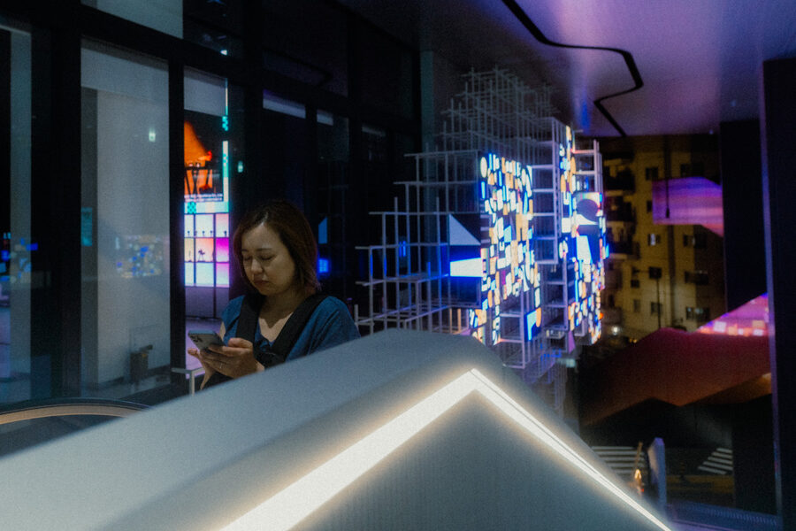 La donna al bancone, street photography a Tokyo