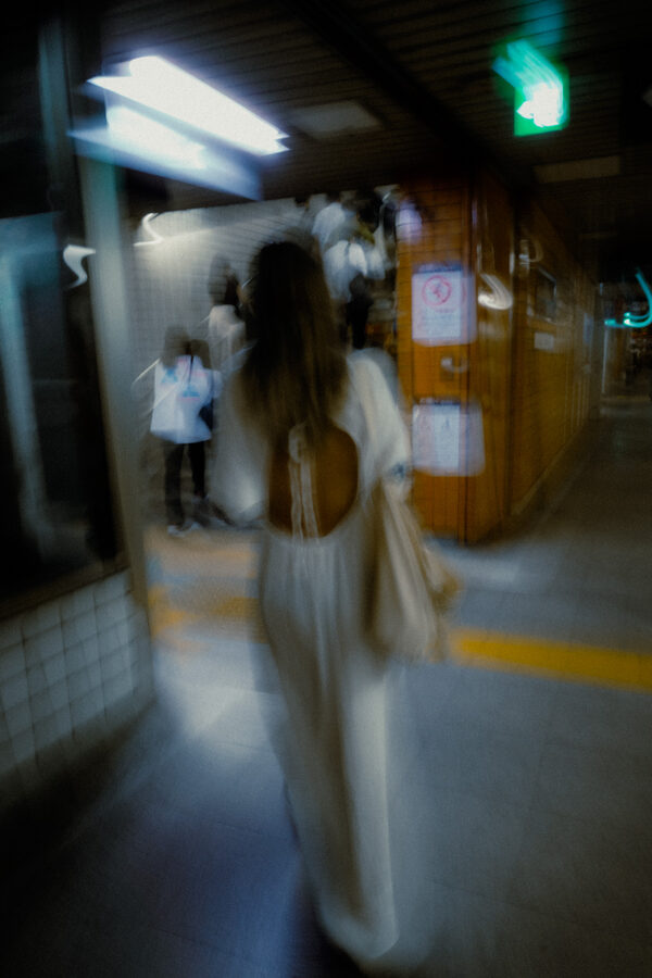 Presenza sfocata, street photography a Tokyo