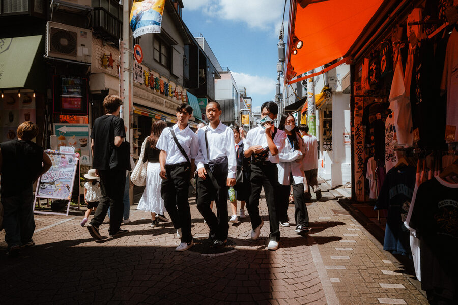 Passaggio di gruppo, street photography a Tokyo