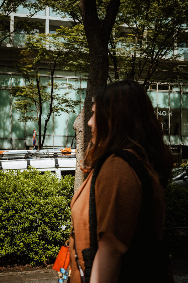 Profilo nel verde, street photography a Tokyo