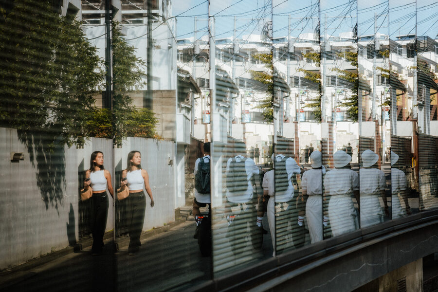 Riflessi in vetrina, street photography a Tokyo