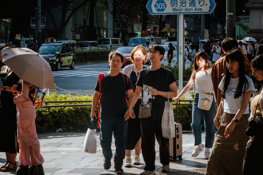 Incontro al sole, street photography a Tokyo