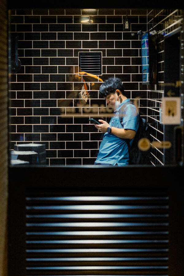 Pausa sul muro, street photography a Tokyo