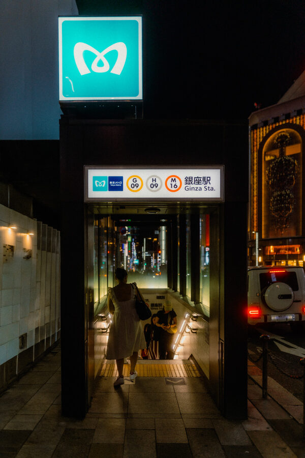 Ingresso della metro, street photography a Tokyo