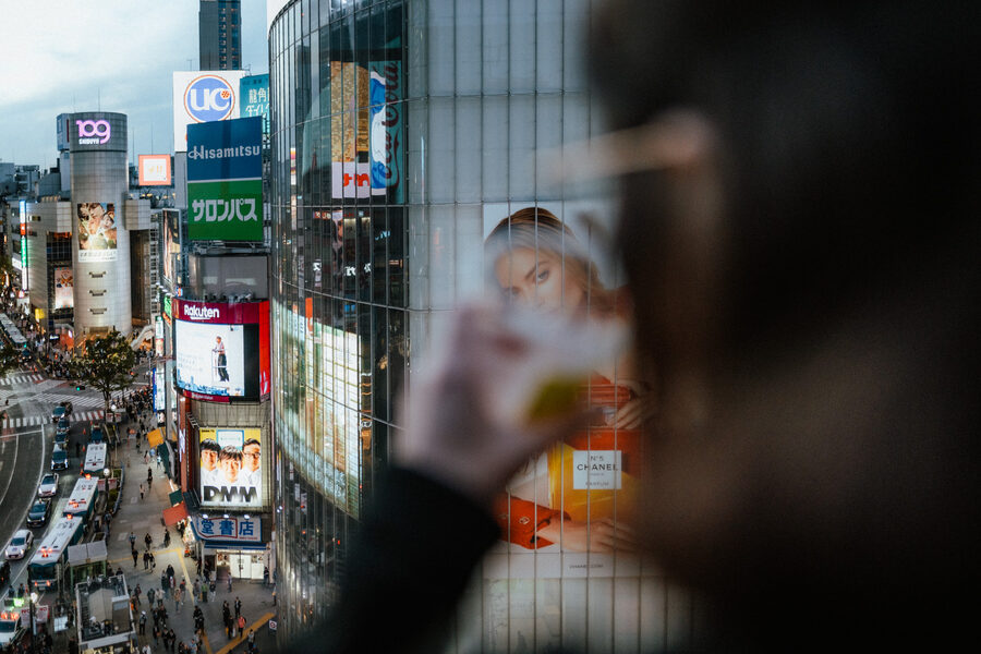 Volto nella folla, street photography a Tokyo