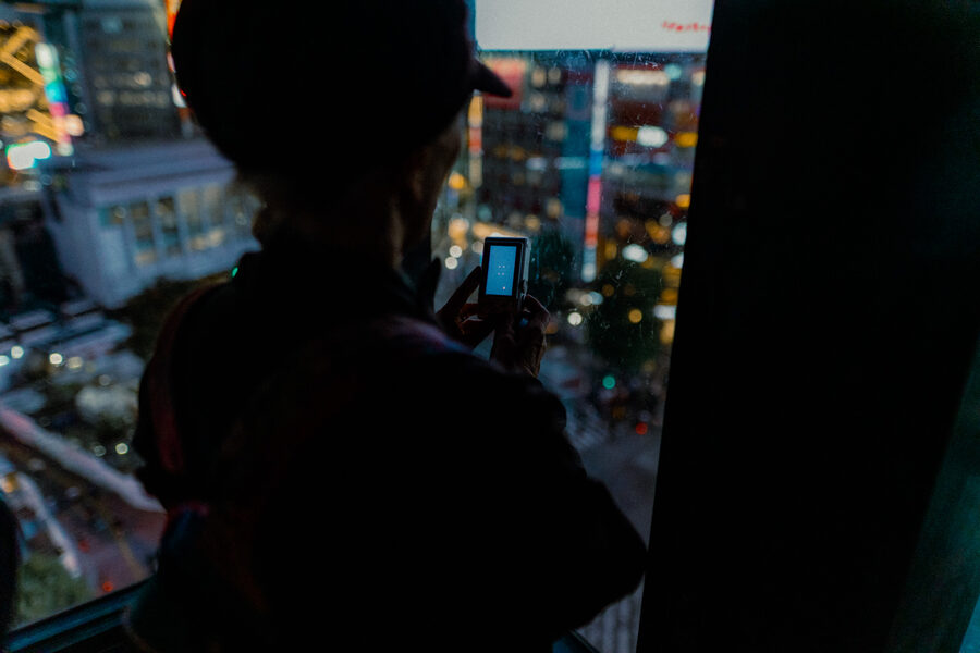Schermo sulla città, street photography a Tokyo