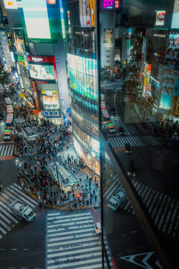 Incrocio verticale, street photography a Tokyo