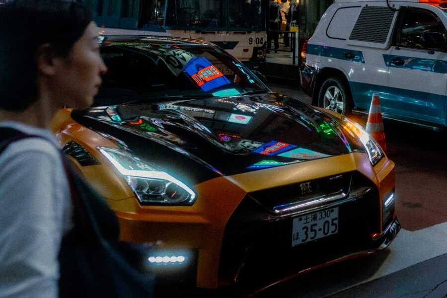 Notte metallizzata, street photography a Tokyo