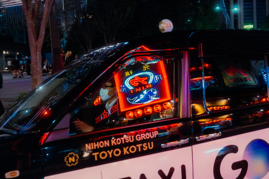 Taxi illustrato, street photography a Tokyo
