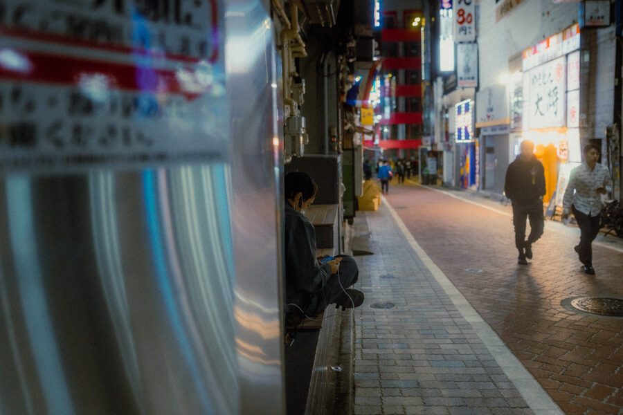 La strada bagnata, street photography a Tokyo