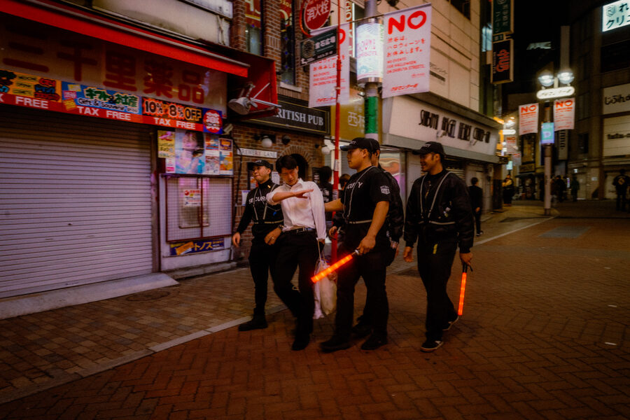 Tre nella notte, street photography a Tokyo