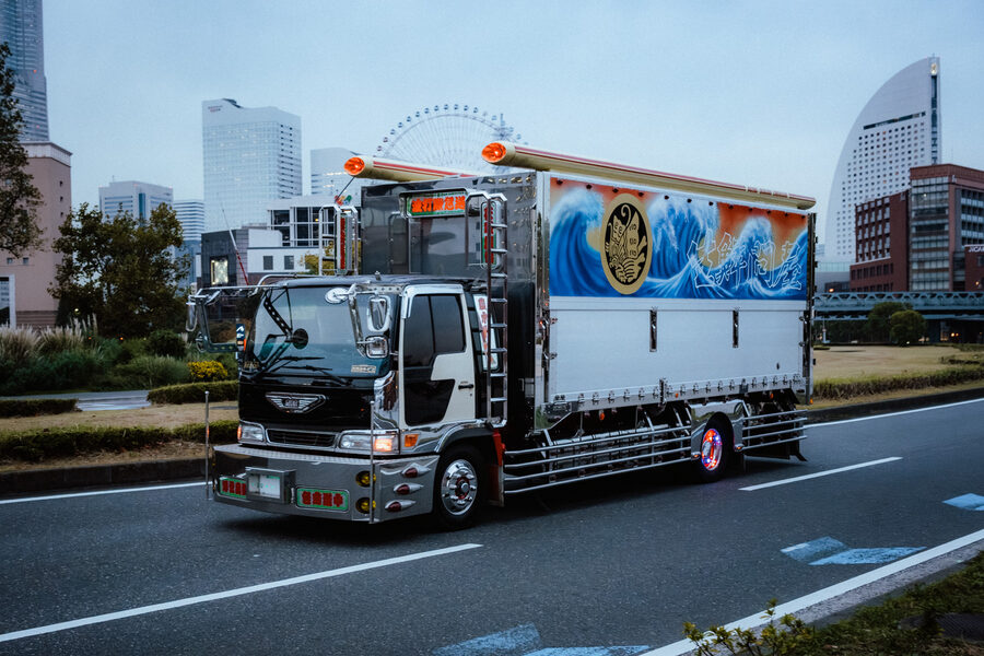 Camion sul lungomare, street photography a Yokohama