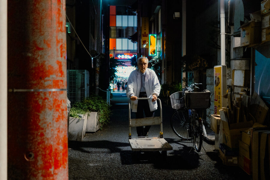 Consegna serale, street photography a Yokohama