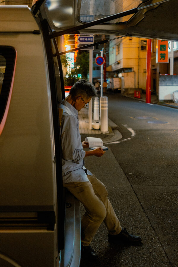 Attesa alla fermata, street photography a Yokohama