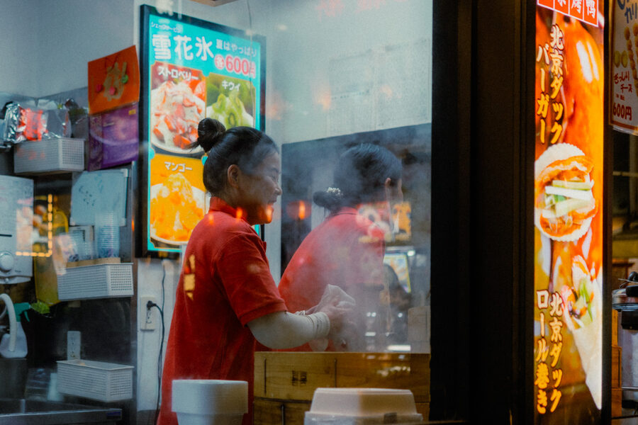 Fumo in cucina, street photography a Yokohama
