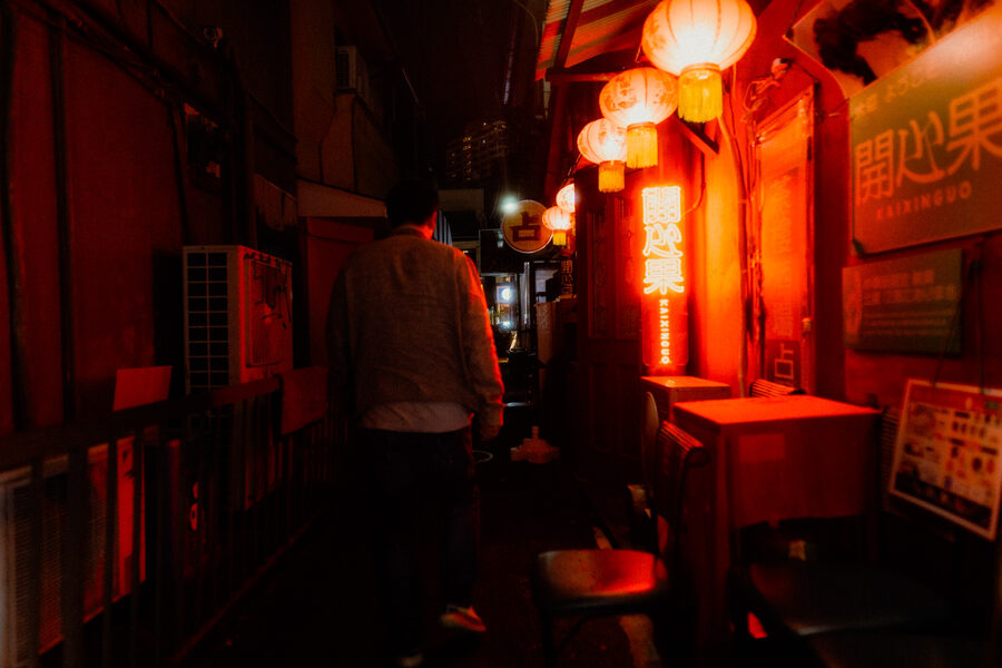 Rosso nel vicolo, street photography a Yokohama