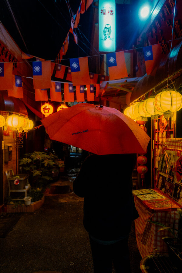 Sotto l'ombrello, street photography a Yokohama