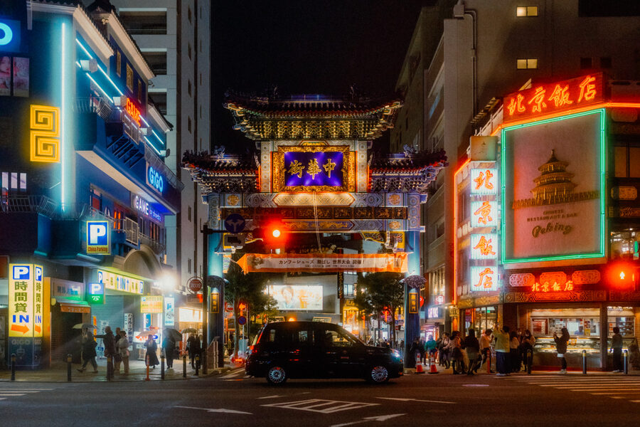 Porta luminosa, street photography a Yokohama