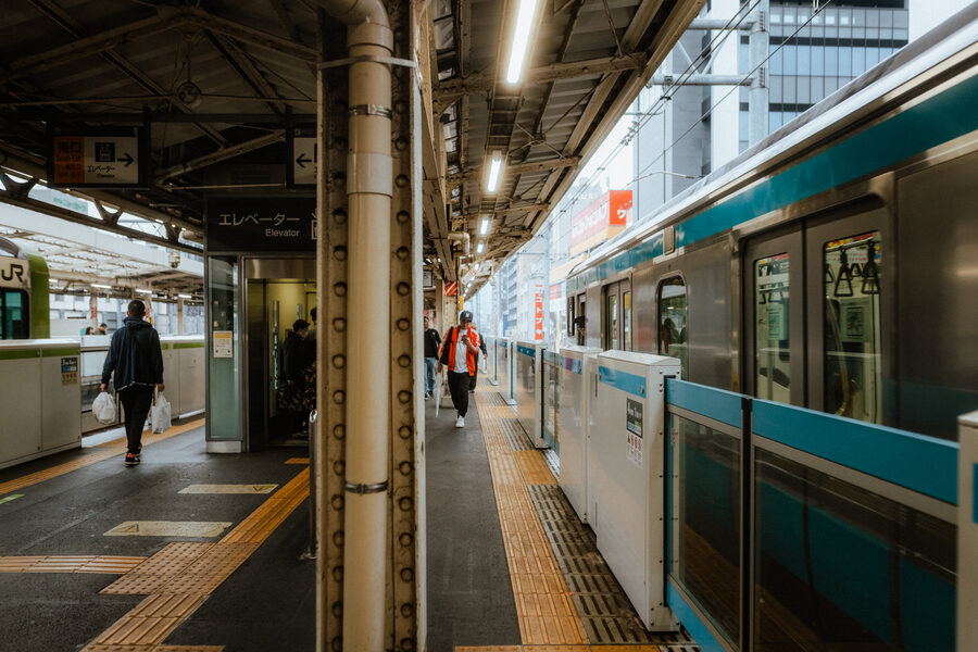 Binario azzurro, street photography a Tokyo