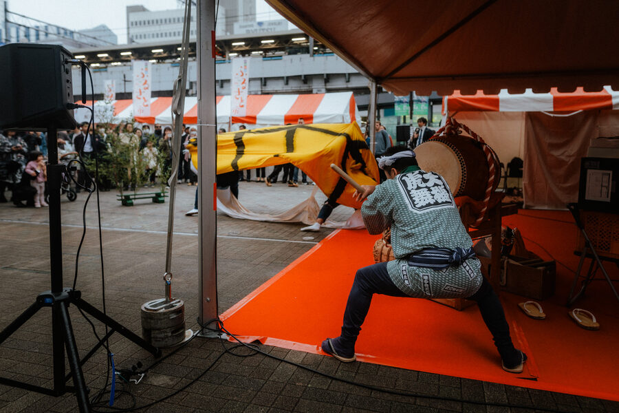 Il batterista, street photography a Tokyo