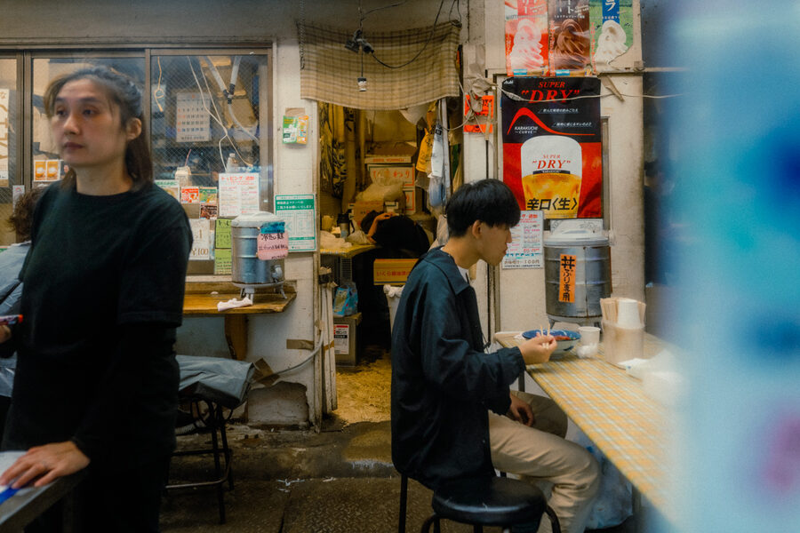Pausa al bancone, street photography a Tokyo