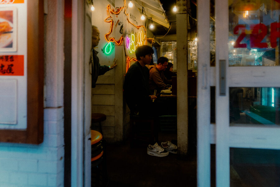 Ingresso discreto, street photography a Tokyo