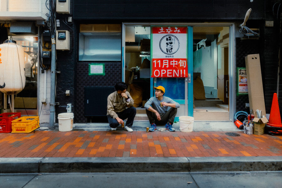Pausa sul gradino, street photography a Tokyo