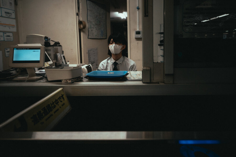 Guardiano notturno, street photography a Tokyo