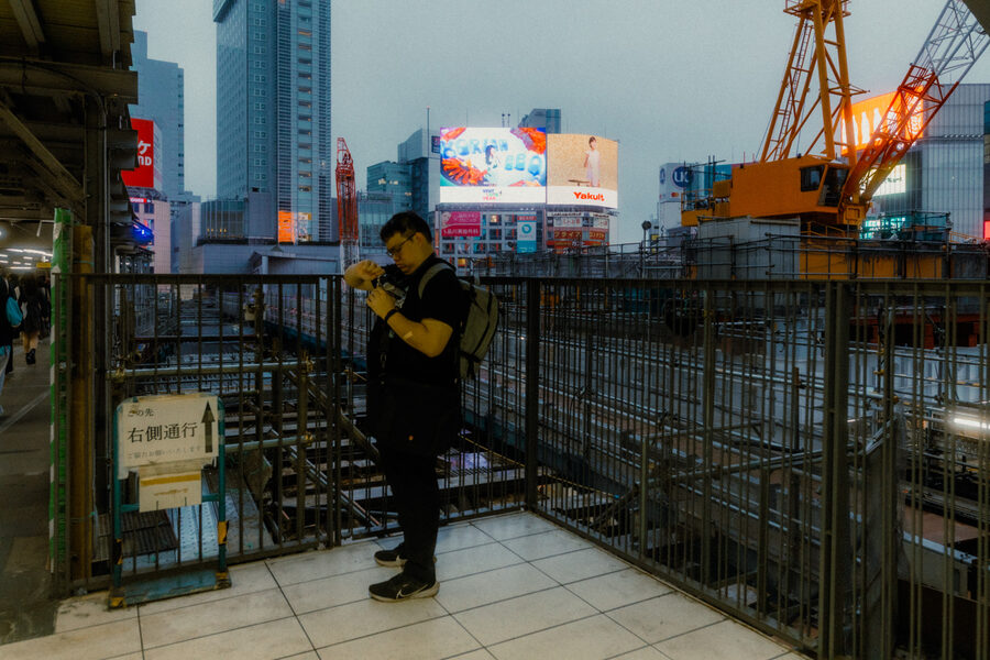 Terrazza sulla ferrovia, street photography a Tokyo