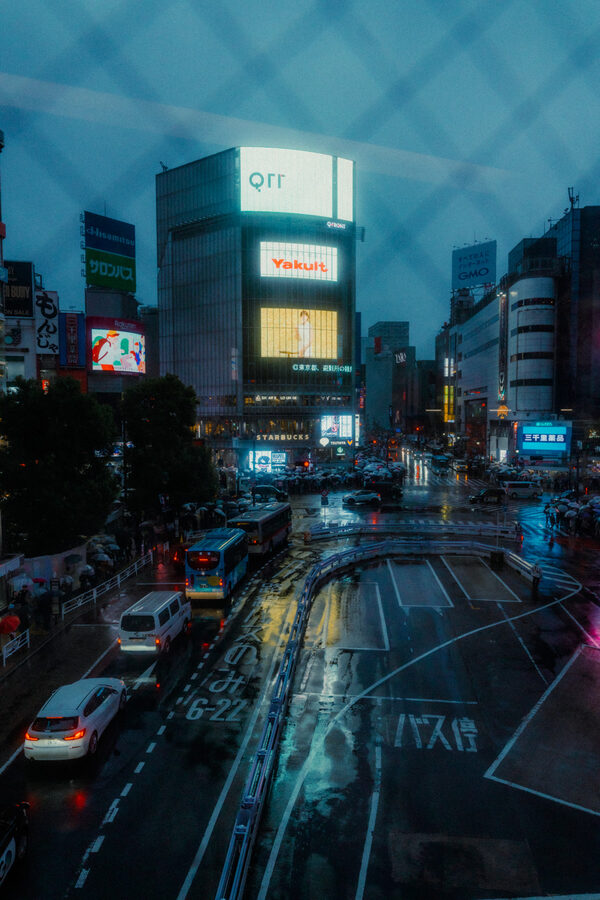 Pioggia sulla città, street photography a Tokyo