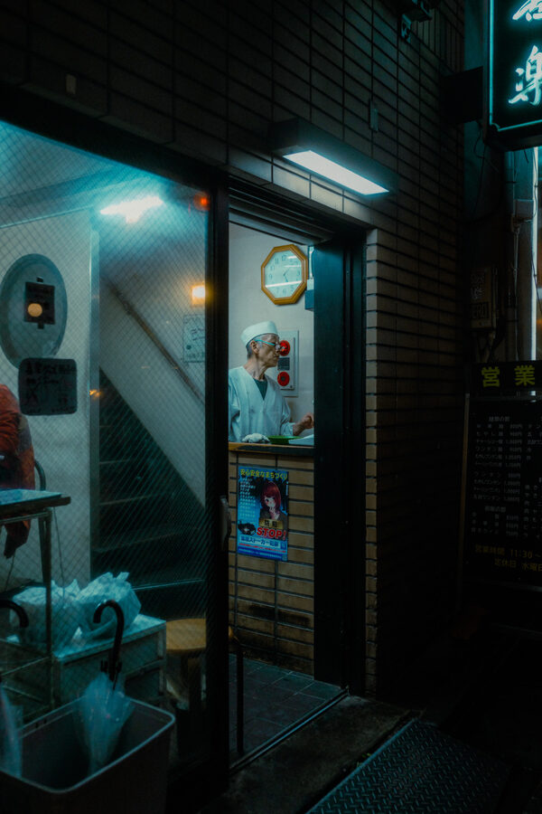 Porta blu, street photography a Tokyo