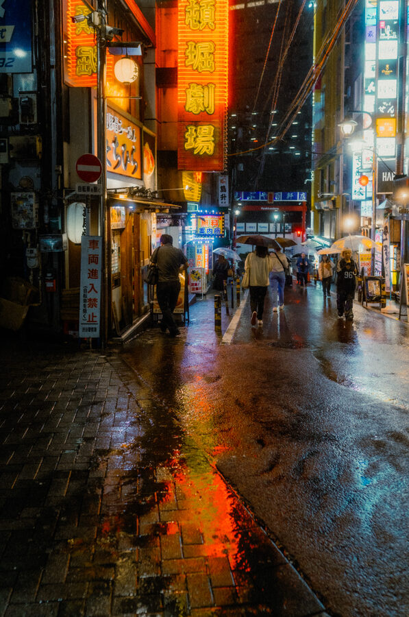 Neon sull'asfalto, street photography a Tokyo
