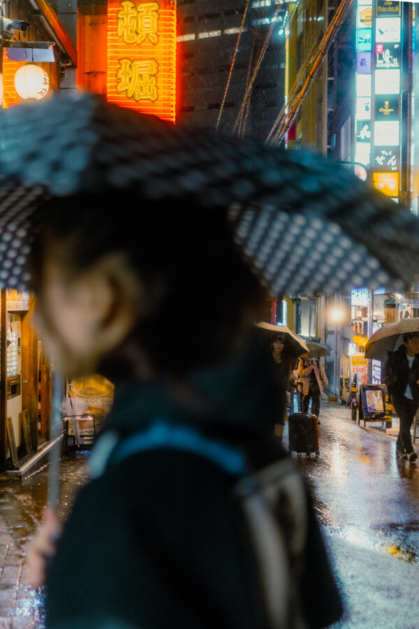 Profilo sotto l'ombrello, street photography a Tokyo