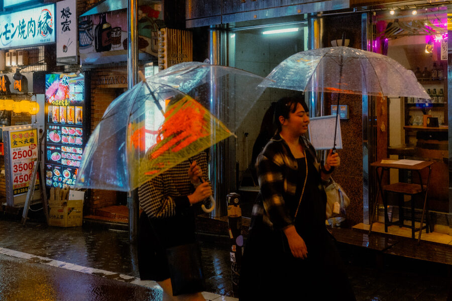 Ombrelli trasparenti, street photography a Tokyo