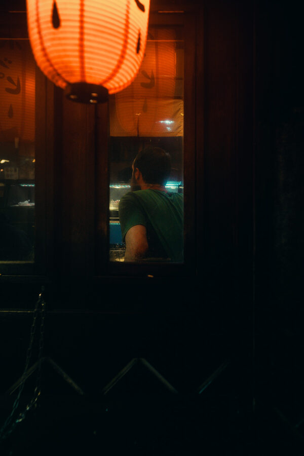 Lanterna nel buio, street photography a Tokyo