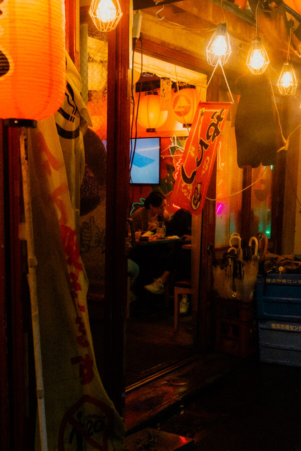 Ingresso arancione, street photography a Tokyo
