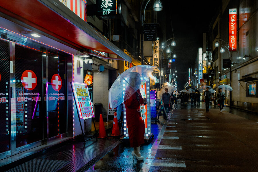 Passi sotto il rosso, street photography a Tokyo