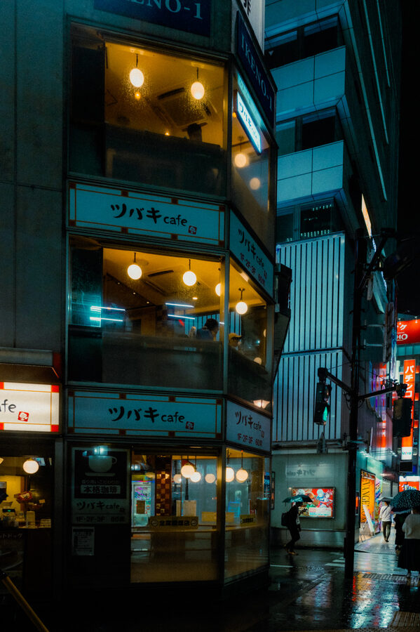Facciata nella notte, street photography a Tokyo