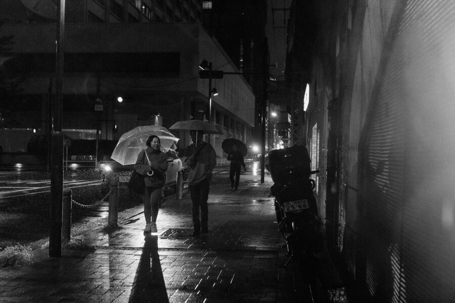 Ombrelli in bianco e nero, street photography a Tokyo