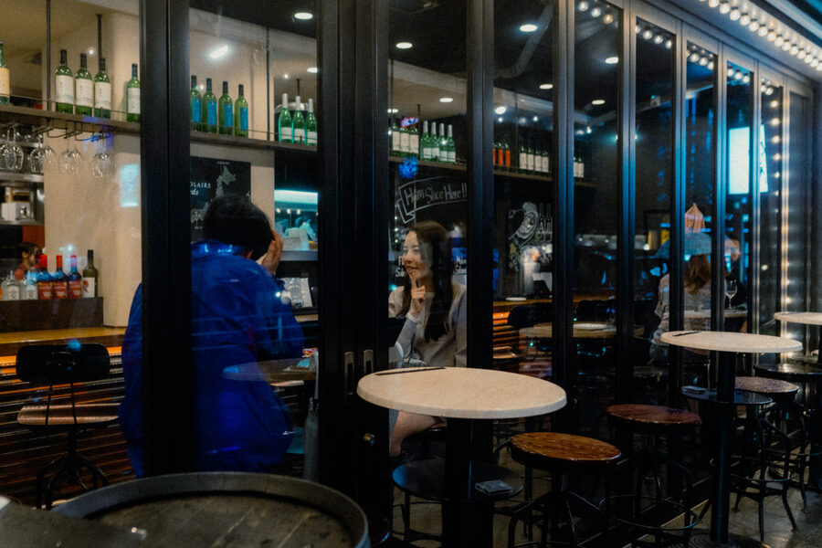 Tavolo per uno, street photography a Tokyo