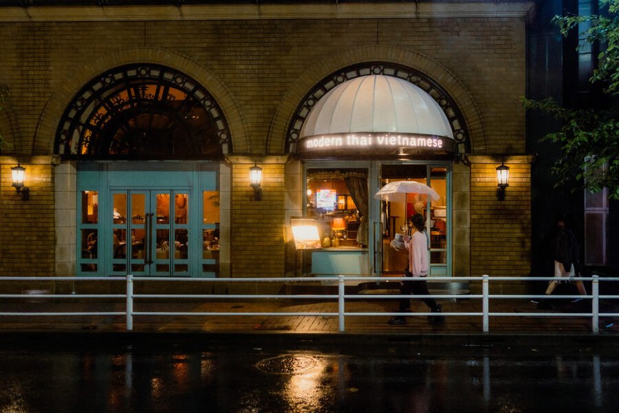 Teatro nella pioggia, street photography a Tokyo