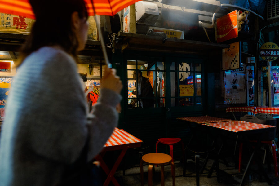 Cena sotto i neon, street photography a Tokyo