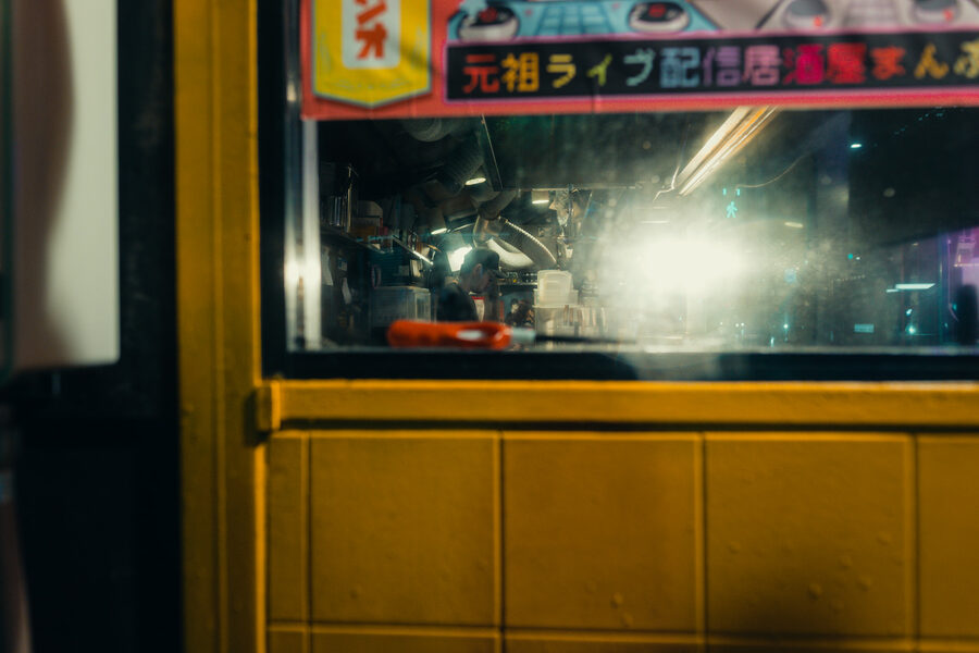 Dietro la finestra, street photography a Tokyo