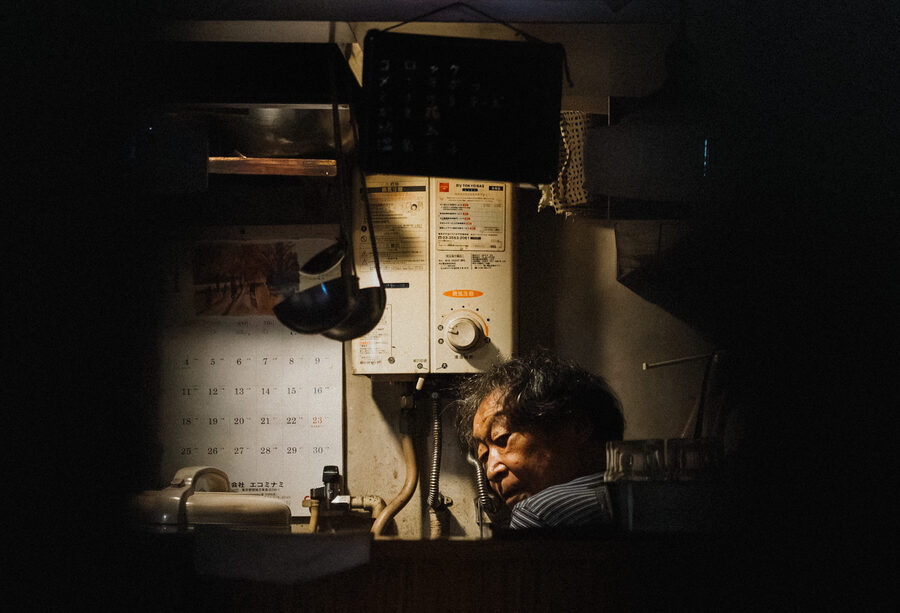 Luce in cucina, street photography a Tokyo